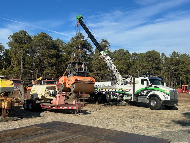 flynnstowingnj's tweet photo. A 30,000 pound asphalt roller lifted and transported by the team at Flynn’s!
#flynnstowing #rotatorservice #towlife #transportationdivision https://t.co/a8DefRvW3b