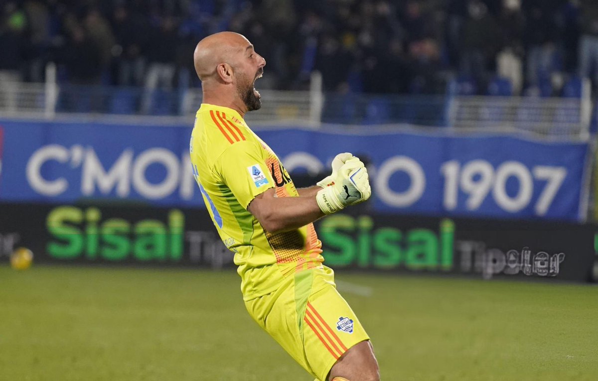 PReina25's tweet photo. Meritavamo una serata così!! 💪🏼 Questo gruppo di ragazzi ha un cuore enorme e lascia tutto in campo sempre ed a prescindere dei risultati!! 🔝 Questa è la strada giusta, e cosi anche la prova di voler onorare sempre questa maglia!! Grandi 3 punti, non si molla un c….#SemmCumasch 🤍💙