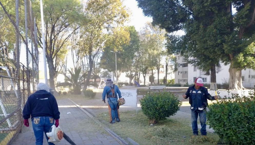 pepechedrauimx's tweet photo. 🛡️ En el “Operativo Guadalupe-Reyes” participan las dependencias de la ciudad en acciones conjuntas para garantizar el bienestar de las familias.

Durante la temporada decembrina, a través de @Servicios_Pub sumamos esfuerzos para mantener nuestros espacios limpios, seguros y bien iluminados.

#LaCapitalImparable🪽