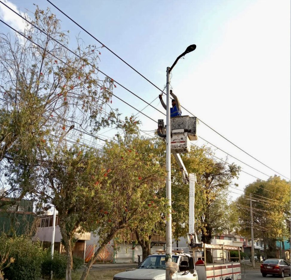 pepechedrauimx's tweet photo. 🛡️ En el “Operativo Guadalupe-Reyes” participan las dependencias de la ciudad en acciones conjuntas para garantizar el bienestar de las familias.

Durante la temporada decembrina, a través de @Servicios_Pub sumamos esfuerzos para mantener nuestros espacios limpios, seguros y bien iluminados.

#LaCapitalImparable🪽