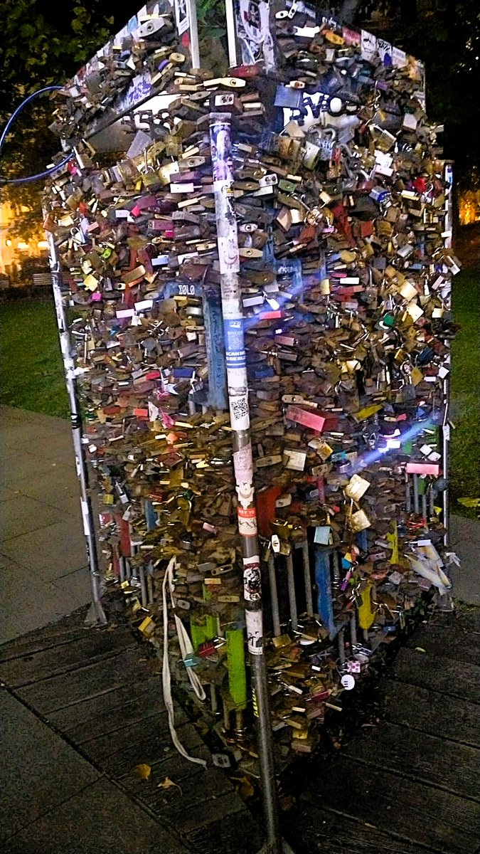 DaniElefantman's tweet photo. Candados del amor. La gente se sigue queriendo y comprometiendo "Te quiero para siempre" #amor #candados #compromiso #hacerfotos https://t.co/dQQhEmSIe9