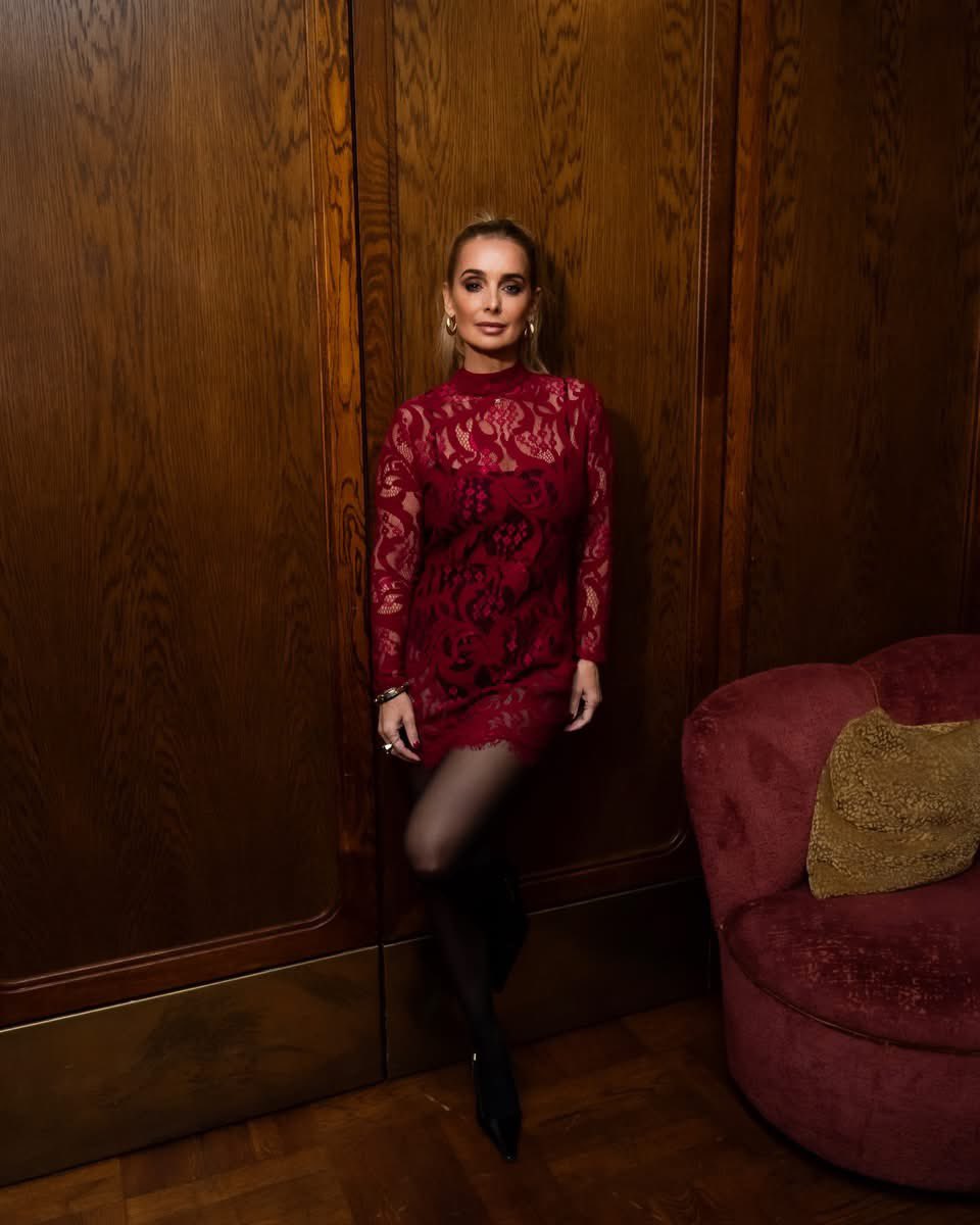 Pmoore67's tweet photo. Fabulous Red Dress !!! &amp; Black Wolford Tights !!!
#louiseredknapp 
##peacocksfashion https://t.co/XLTqmDlFRL