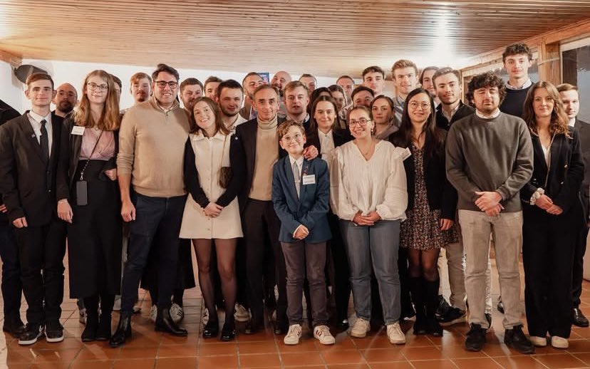 GenerationZNo's tweet photo. La jeunesse normande au rendez-vous pour accueillir @ZemmourEric et @HilaireBouye au dîner de #Noël !

@Reconquete_off @GenZemmour @Reconquete_Norm @GenerationZ_76 @Reconquete27 @76_reconquete https://t.co/ftU2TmJccH