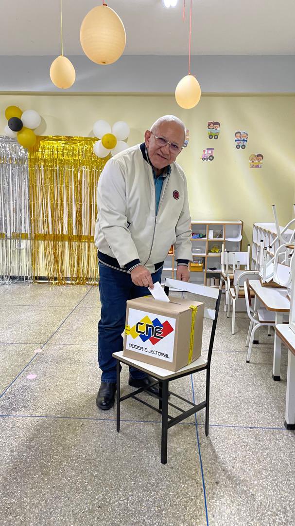 Como político serio y ADeco creyente del voto, ejercí mi derecho en la Unidad Educativa Armando Zuluaga Blanco, de la Av. Panteón, en Caracas, para elegir a los Jueces y Juezas de Paz Comunal. 

Somos nosotros, los venezolanos, los responsables de resolver nuestros propios