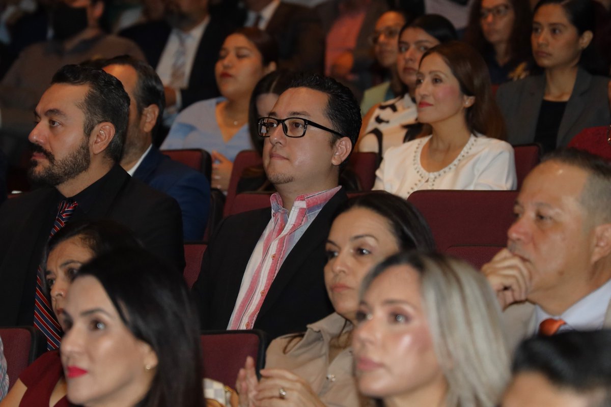 ColimaCDH's tweet photo. El día de hoy el presidente de la Comisión de Derechos Humanos del Estado de Colima, Lic. Manuel Vega Zúñiga, acompañó al rector de la Universidad de Colima Oficial, Dr. Christian Jorge Torres Ortiz Zermeño, en la presentación de su Cuarto Informe de Labores. https://t.co/UsahmCtYbU