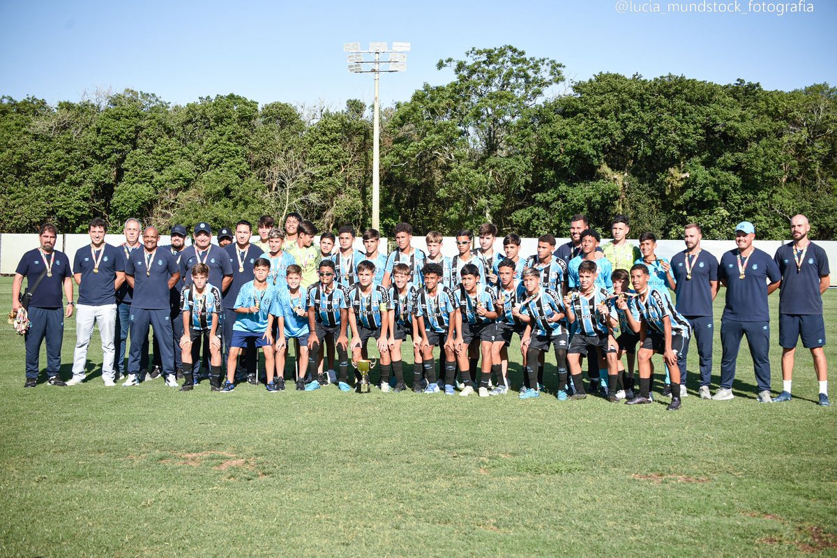 Mais um ano histórico no CT Cristal.
Foram 54 títulos nos últimos dois anos. Uma marca incrível. Resultado de um trabalho espetacular desenvolvido por todos do complexo: manutenção, segurança, comissões, fisioterapia, administração, coordenação, direção, etc.

SEGUE…