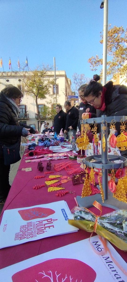 jovedebarcelona's tweet photo. La Colla Castellera Jove de Barcelona col·labora amb @la_marato de @som3cat, enguany dedicada a les malalties respiratòries.

Ahir al nostre dinar de gala vam recaptar 311€ en el pernil solidari, i avui a l'acte solidari organitzat pel @CMCPSA hem recaptat 304€! #LaMarató3Cat https://t.co/tK5D7a0e1R
