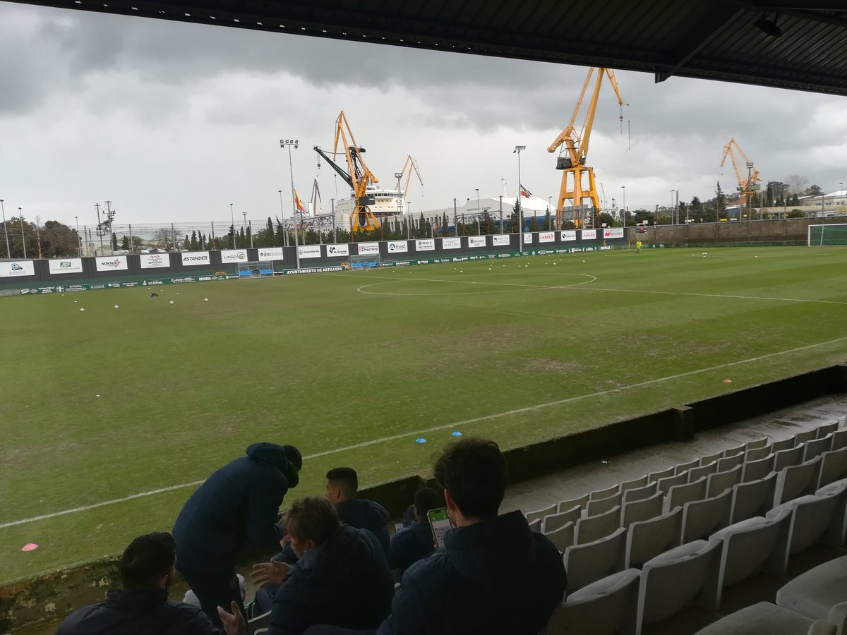 Jugamos contra Rayo Cantabria en ASTILLERO municipio de Cantabria.
Lo de Astillero llevado a la máxima expresión de realidad, proa de barco prácticamente en área de portería.
