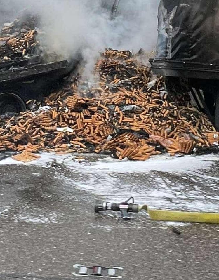 scannerfood's tweet photo. Greene Co, Tn - Tractor Trailer Fire on I81 results in loss of hot dog wieners https://t.co/mWiVvFxNEr