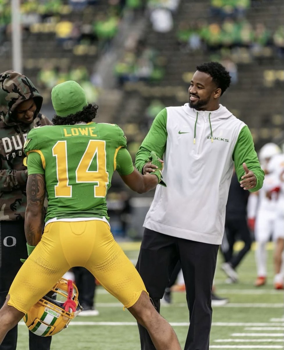 mzenitz's tweet photo. Oregon assistant head coach and running backs coach Ra’Shaad Samples, who has been among the finalists for the Sam Houston head coaching job, has informed the Ducks that he plans to remain at Oregon, sources tell @CBSSports/@247Sports 

https://t.co/qOetA1jj8s https://t.co/NEJgfY9Gmy
