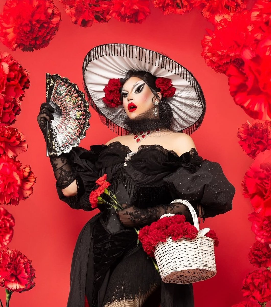 SraDunDuns's tweet photo. En nada estamos con la final de Drag Race España y solo puedo decir que:
#TeamVampirashian !!!!!!

VAMPIRIKIKIS FORMACIÓN 🫡

🌹👑🌹 https://t.co/Nu1B23RaHY