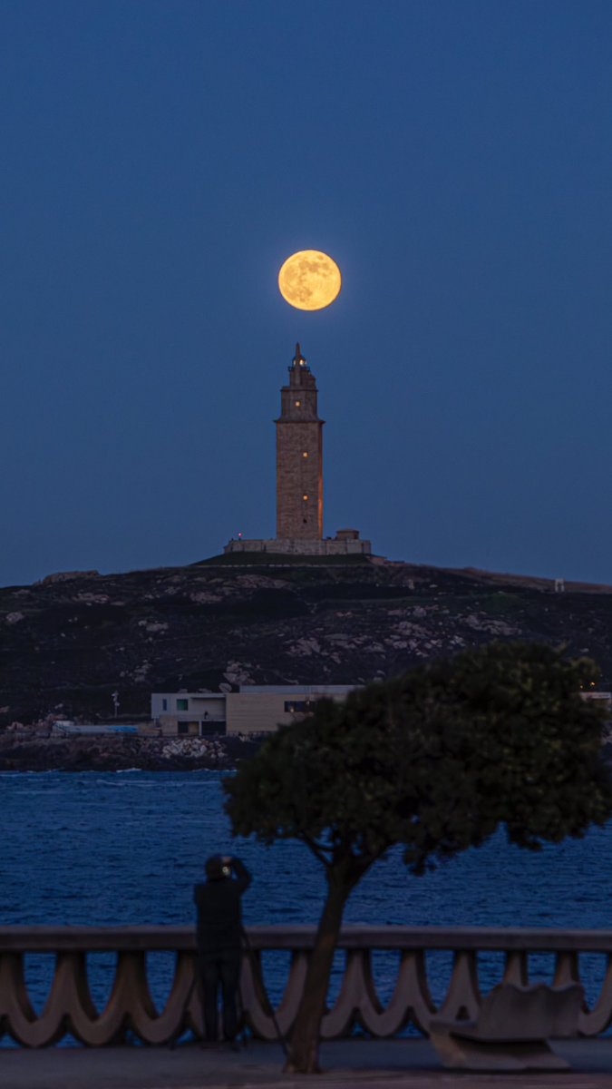 Corunhes89's tweet photo. Mucho fotógrafo hoy en la zona del Millenium a la caza de la foto perfecta de la luna alineada con la @torrehercules @EloyTP #Coruña https://t.co/QnkHnzXvZ3