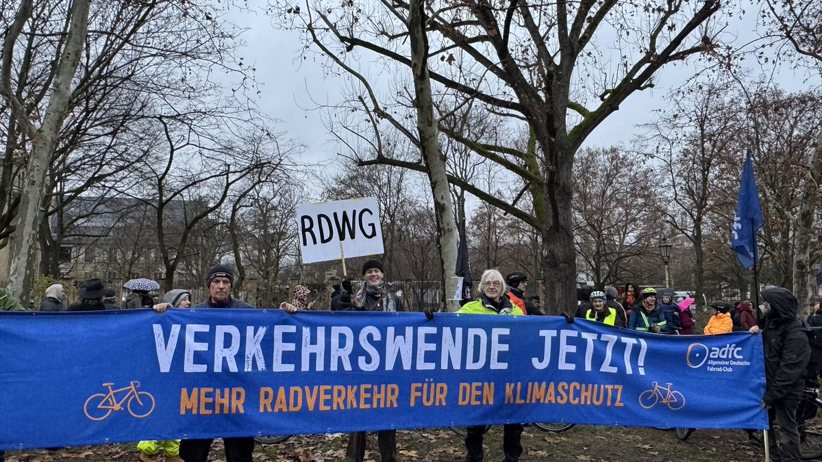 græt (@anngrt) on Twitter photo Wenn die Berliner Regierung den Haushalt kürzt bleibt vom Radweg nur noch ein Rdwg ⬇️ Heute bei der #unkürzbar Demo forderten wir mit dem <a href="/ADFC_Berlin/">ADFC Berlin e.V.</a> „Mehr Radverkehr für den Klimaschutz!“ Wenn die Berliner Regierung den Haushalt kürzt bleibt vom Radweg nur noch ein Rdwg ⬇️ Heute bei der #unkürzbar Demo forderten wir mit dem <a href="/ADFC_Berlin/">ADFC Berlin e.V.</a> „Mehr Radverkehr für den Klimaschutz!“