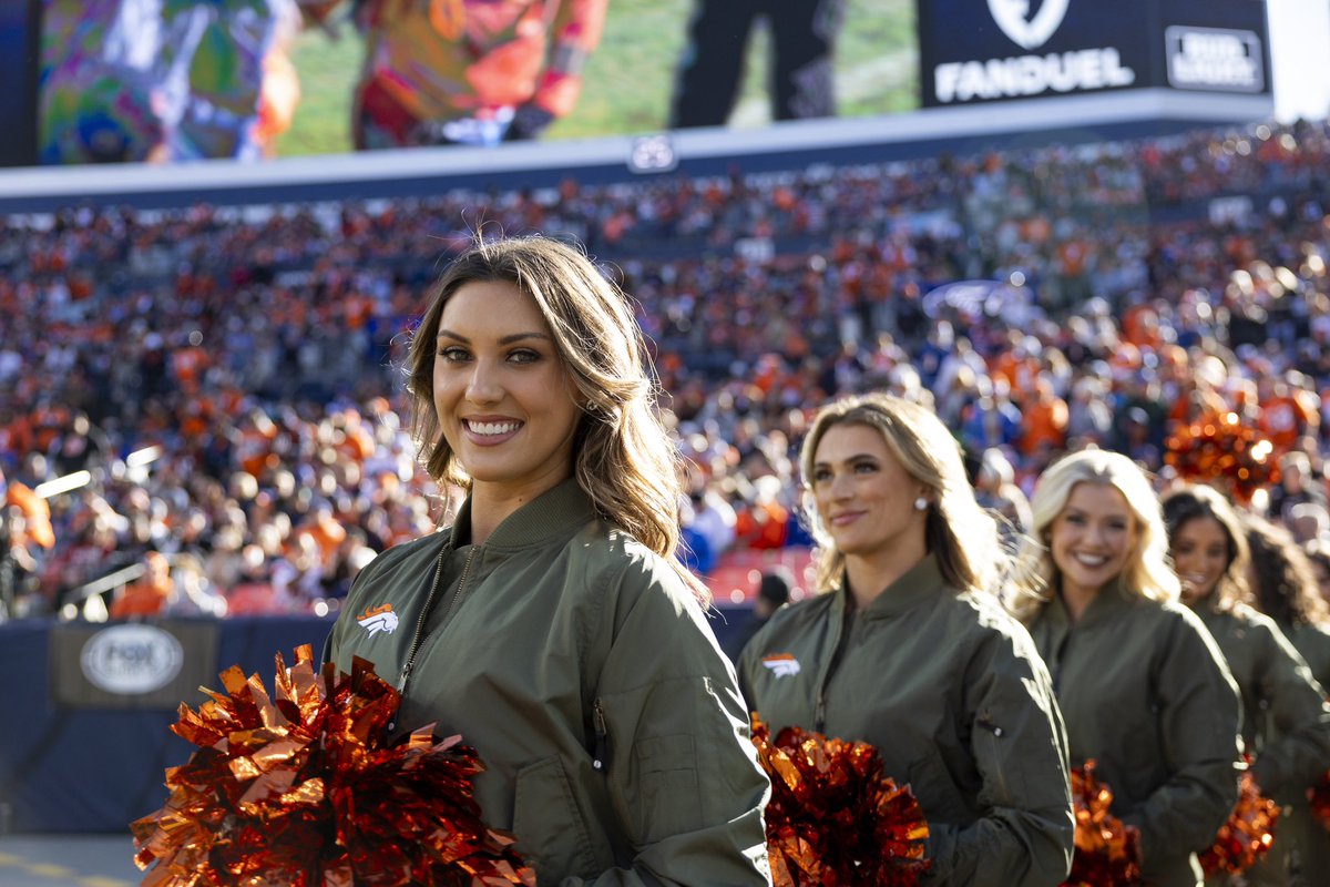 DBC_Katie's tweet photo. All smiles for gameday!!🤩 

#INDvsDEN | #GoBroncos https://t.co/lP7YOCcPxI