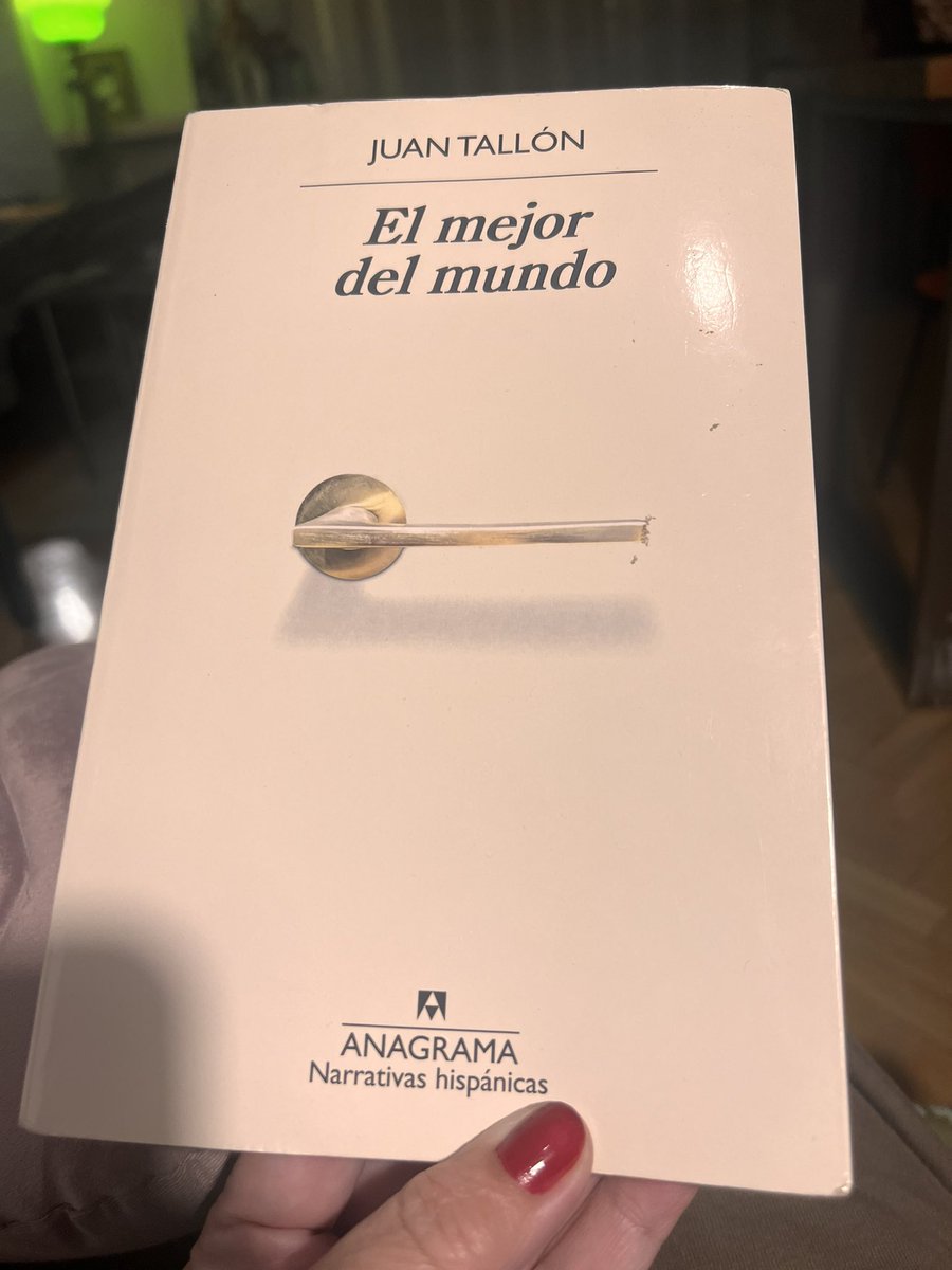 “Durante mucho tiempo, cuando se sentía menos ambicioso e inconformista (…), se decía que solo quería una cosa: la almohada ideal. Llega un día en la vida que estás tan desesperado que solo pides eso. Ni inteligencia, ni belleza, ni dinero a mansalva, ni kiwis que sepan a kiwis”