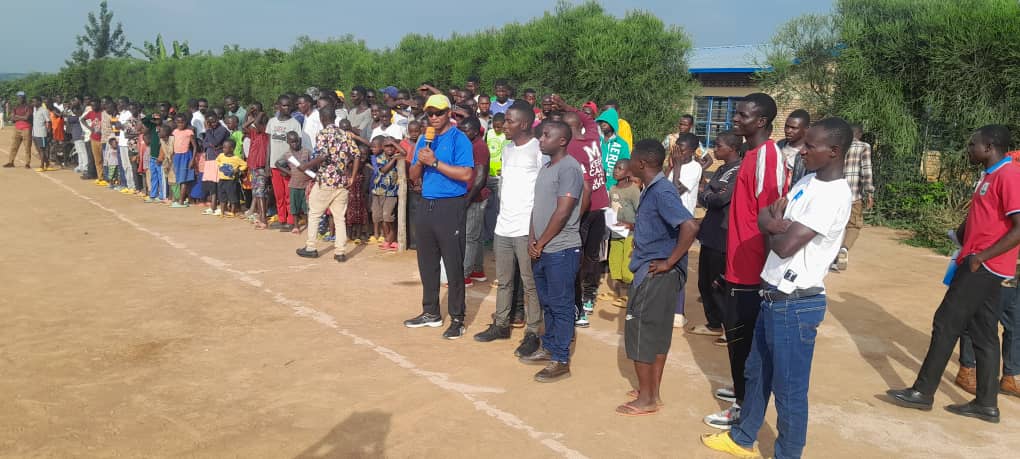 NgerukaC95610's tweet photo. 1/2 hagati mu mukino
Urubyiruko rwitabiriye imikino bahawe ubutumwa burimo , kwirinda ibiyobyabwenge , kwirinda inzoga n'ubusinzi #Tunweless n'ingeso mbi m'urubyiruko cyane muri ibibihe tugiye kwinjira mu minsi mikuru. https://t.co/gRQtH1xvqD