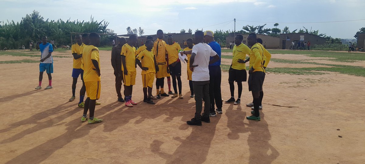 NgerukaC95610's tweet photo. 1/2 hagati mu mukino
Urubyiruko rwitabiriye imikino bahawe ubutumwa burimo , kwirinda ibiyobyabwenge , kwirinda inzoga n'ubusinzi #Tunweless n'ingeso mbi m'urubyiruko cyane muri ibibihe tugiye kwinjira mu minsi mikuru. https://t.co/gRQtH1xvqD