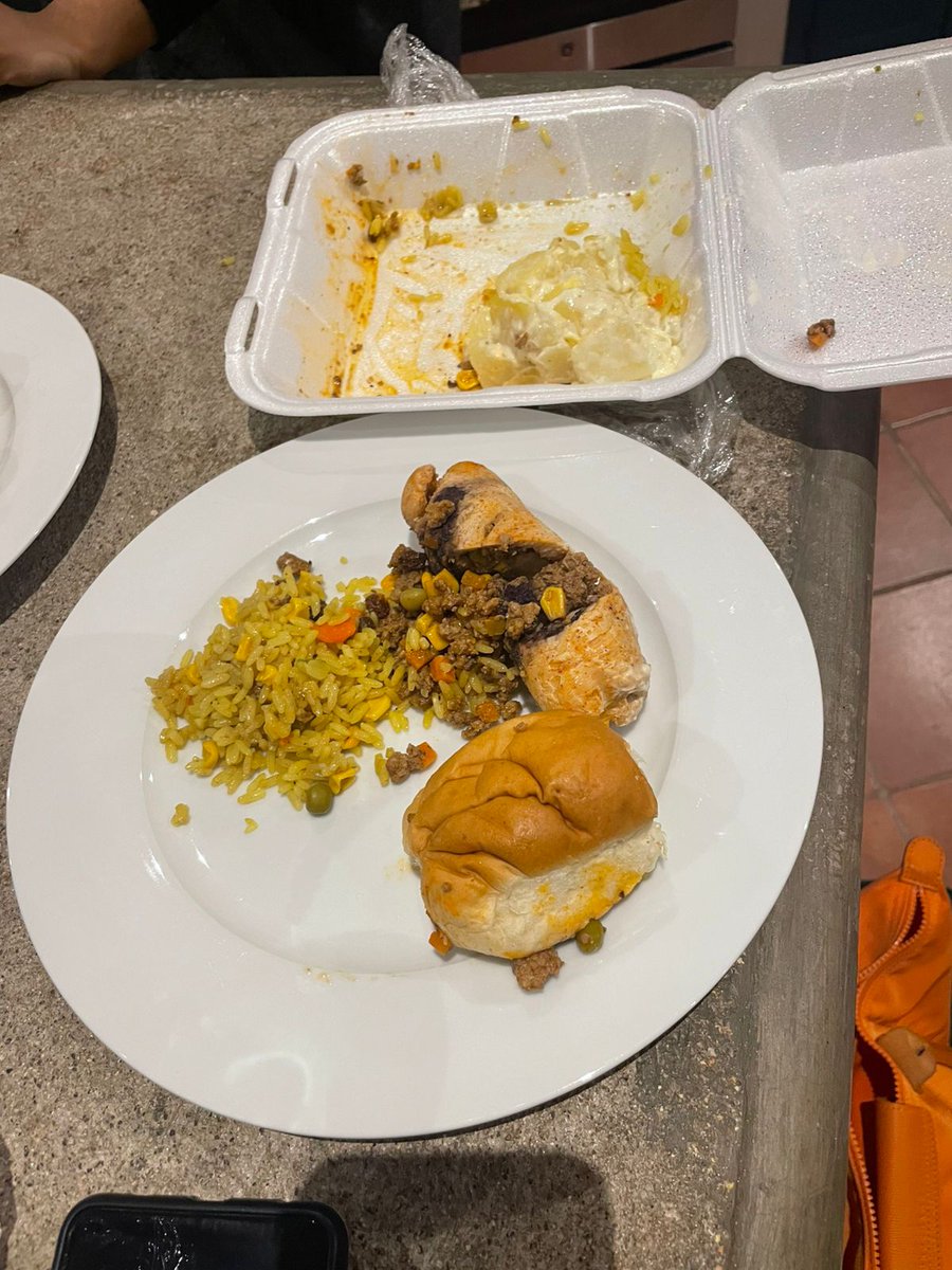 ndanic14's tweet photo. Ya que no obtuvimos respuesta de RADIOHAUSE. 
1. Realizamos pedido de menú navideño el cual no se envió de acuerdo a lo establecido. Que era pavo en salsa de arándano.
2. Las porciones son ridículamente pequeñas por lo que se paga.
3. No se enviaron refrescos qué estaba incluido. https://t.co/hcPmOV7qVj