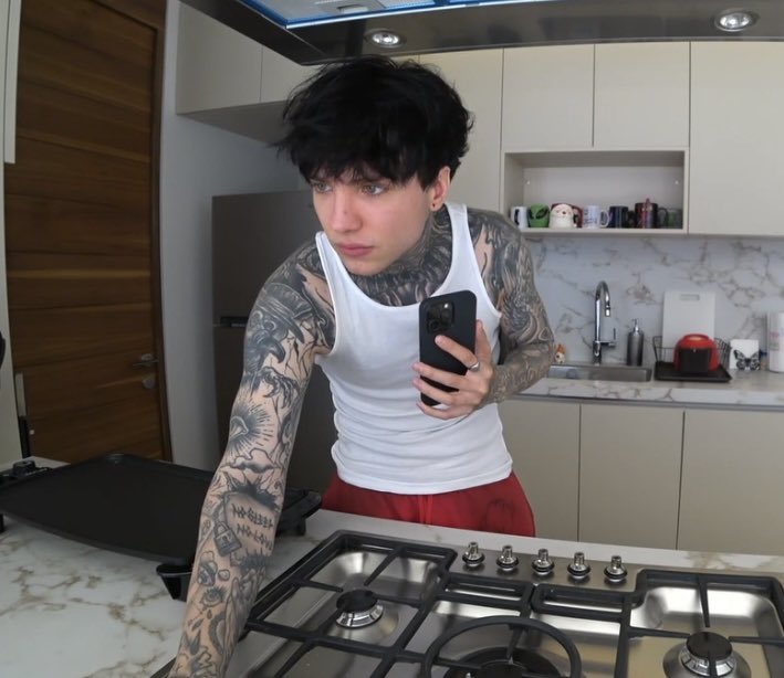 Rev_JA's tweet photo. A veces se me olvida que tan tatuado está Cry, que alguien le queme todas las hoddies diosssss 🫵🏻 https://t.co/A1hHVaDyf4