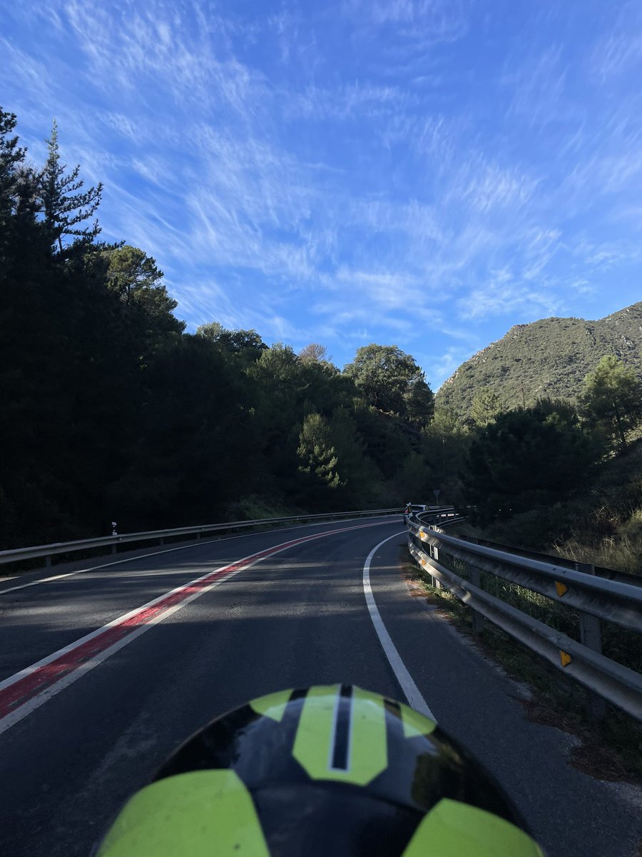 Mar116_24's tweet photo. Paisajes hermosos con la compañía perfecta. ⛰️🖤 https://t.co/FhaXg17a0l