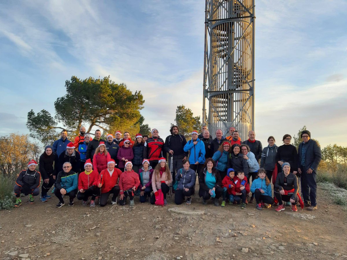El proper 26 de desembre farem baixar els torrons fent la tradicional pujada al Puigmadrona.Sortirem a les 7 am de la placa de l'esglesia pels caminants i a les 8 am de la plaça de l'ajuntament els corredors. I a l'acabar xocolata amb xurros com sempre! Us esperem, no ho dubteu!!