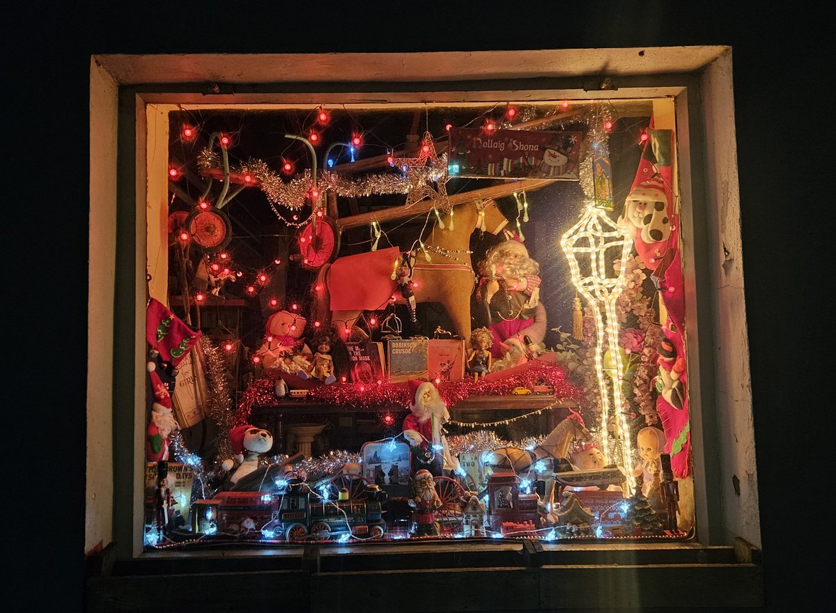 limerickcitybiz's tweet photo. Fair dues to John Costello for his lovely window display at Bygone Antiques on Nicholas St #Limerick https://t.co/6Y2Of0ORMa