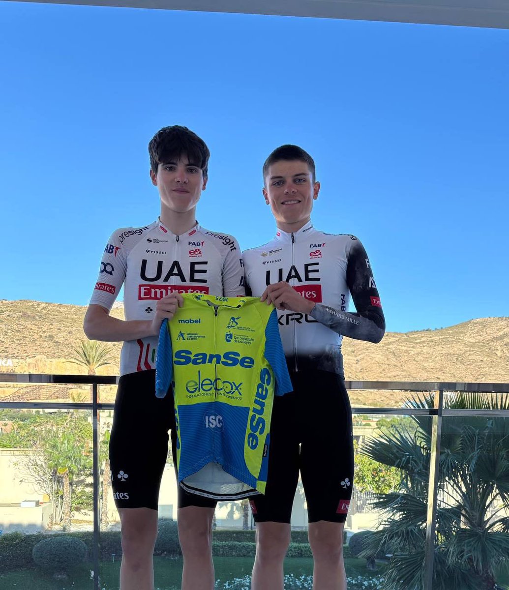 Los hermanos Torres, Pablo y Jaime posan con el maillot de Sanse-Elecox, en la concentración del mejor equipo del mundo <a href="/TeamEmiratesUAE/">@UAE-TeamEmirates</a> , en la <a href="/ucssreyes/">UNIÓN CICLISTA SAN SEBASTIÁN DE LOS REYES</a> estamos muy orgullosos de vosotros, Pablo en el 1er equipo y Jaime, concentrado con el equipo de desarrollo <a href="/TeamEmiratesUAE/">@UAE-TeamEmirates</a>