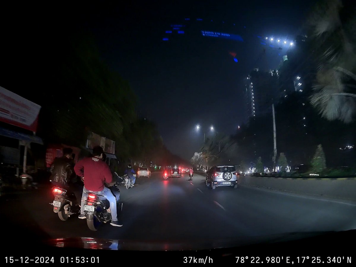 HydVoilations's tweet photo. @HYDTP @hydcitypolice @CYBTRAFFIC @cyberabadpolice 
reporting traffic violations 

Vehicle no : TS11EY9675
Location : KIMS hospital Gachibowli 
Date : 15-12-2024 , 01:53 AM 
Violation : Triple riding , obstructing the traffic by blocking while talking to people on other vehicle https://t.co/Rwznur5Wfi