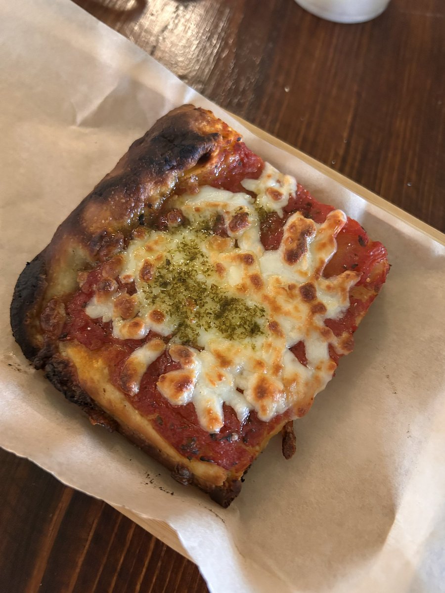AmiSolis's tweet photo. Roman Style pizza! Ya era justo y necesario que haya pizzas: Vicolo by Eureka Mérida! 
#pizza #romanstyle #italian #merida #yucatan https://t.co/kZ2AUoDNvX