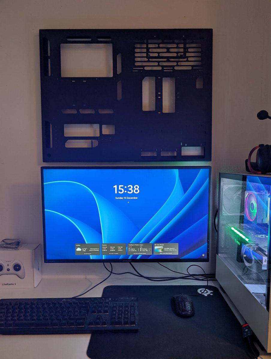The wall mounted  PC is good to go, Phase 1 build and cable management should be finished early this week 🤓.
#desksetup #Gaming #gamingpc #GamingCommunity