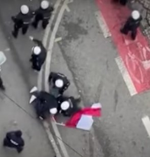 ZamachSmolenski's tweet photo. @Darth_is_Vader Tak #policjaPO Trzaskowskiego pacyfikuje polaka tylko dlatego że trzymał flagę Polski !!!!!
#Dupiarz2025 #WONzPolski https://t.co/a6hVYUvaet