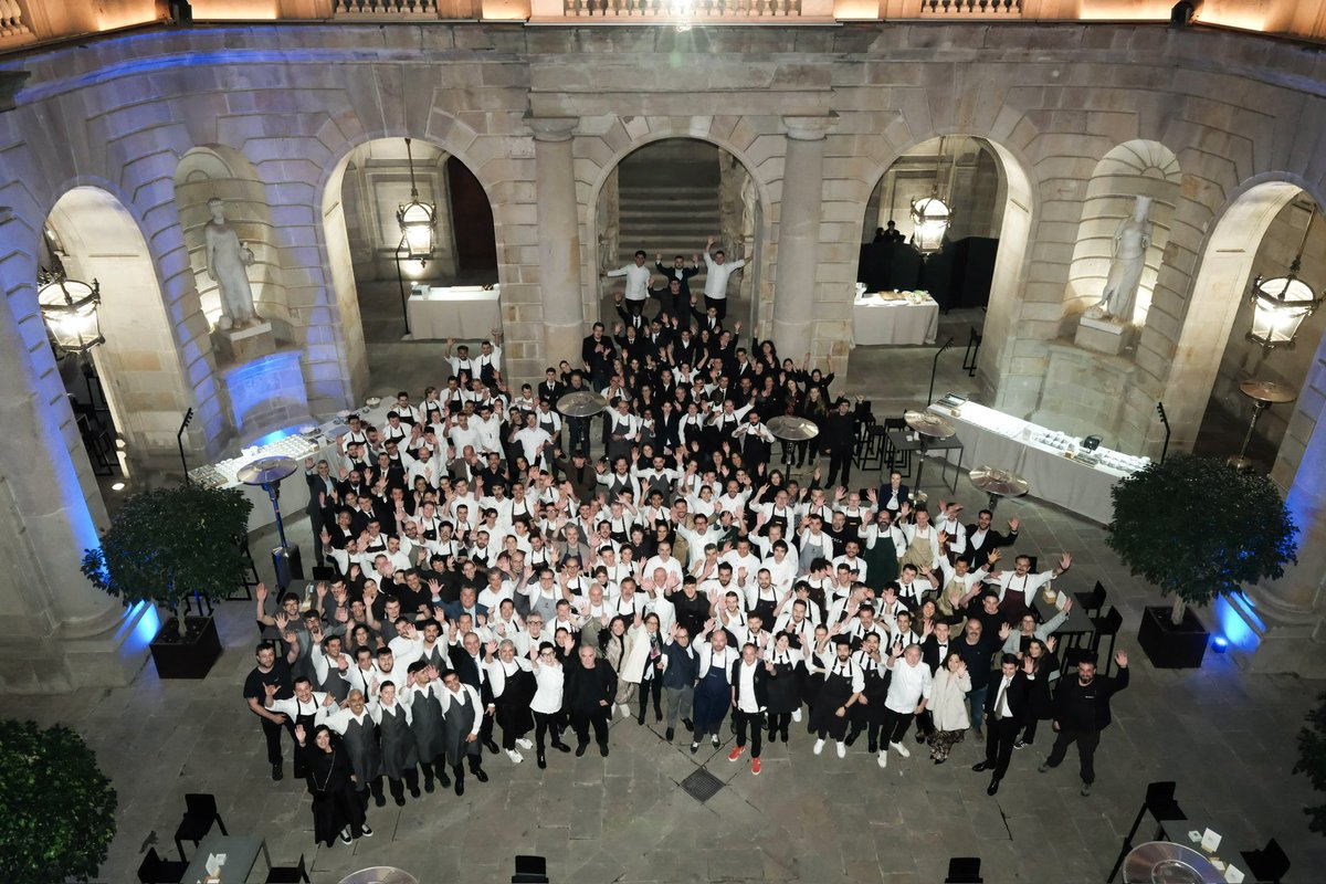 vilaviniteca's tweet photo. Una noche muy emotiva en la cena “Desde Valencia para Valencia” que tuvo lugar ayer por la noche en la Llotja de Mar de Barcelona. Una iniciativa que destinará todos los beneficios recaudados para ayudar a los damnificados de la DANA. #desdevalenciaparavalencia https://t.co/rfAKLEdiBX