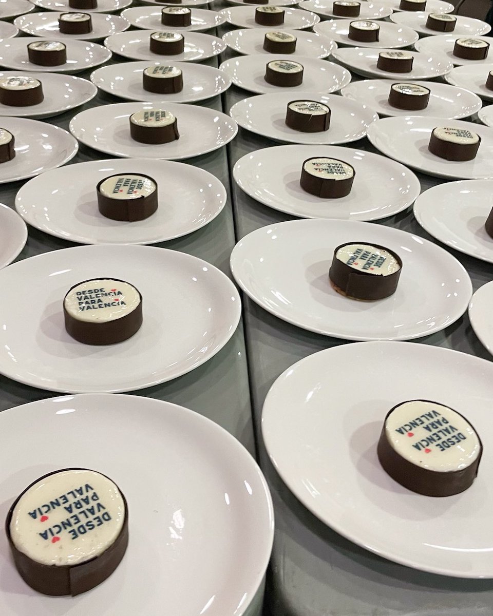 vilaviniteca's tweet photo. Una noche muy emotiva en la cena “Desde Valencia para Valencia” que tuvo lugar ayer por la noche en la Llotja de Mar de Barcelona. Una iniciativa que destinará todos los beneficios recaudados para ayudar a los damnificados de la DANA. #desdevalenciaparavalencia https://t.co/rfAKLEdiBX