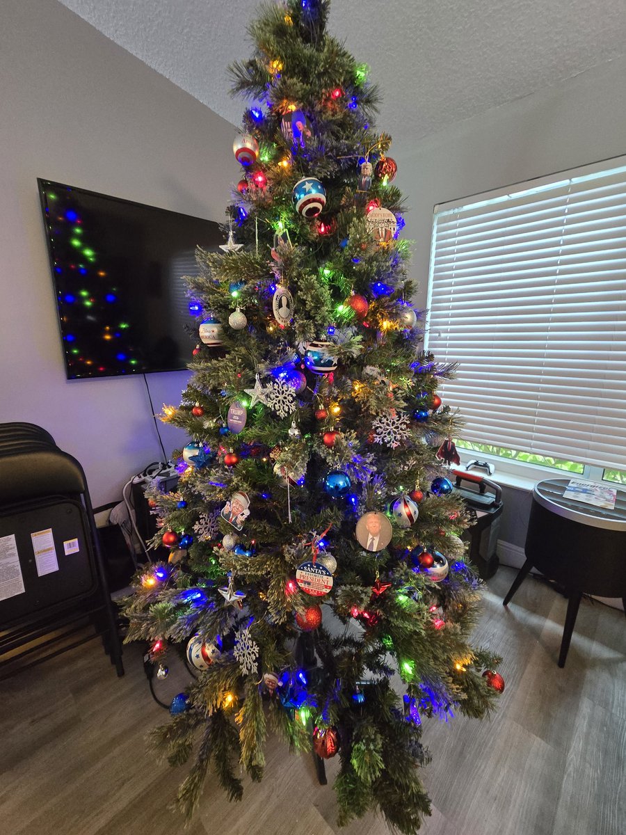 bridgetw81's tweet photo. @realDonaldTrump @DonaldJTrumpJr @IvankaTrump  I love my Trump Tree ♡♡ https://t.co/VXrWpUTPQZ