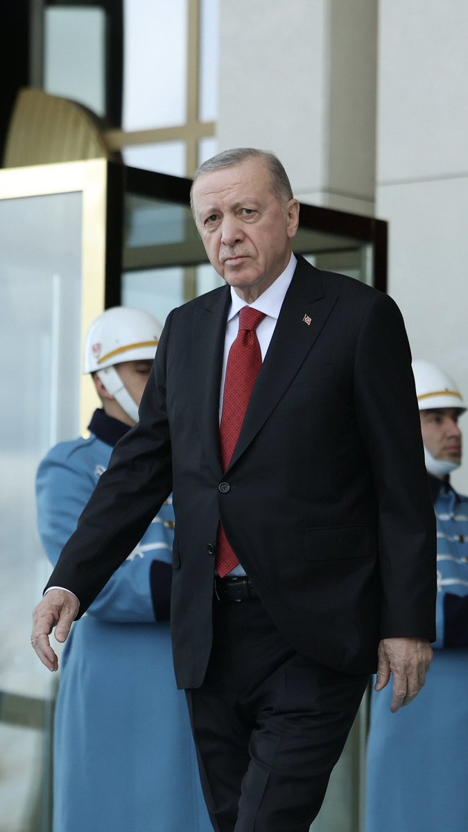 Cumhurbaşkanı Erdoğan, yurtdışında yaşamaya karar veren Türk gençleri hakkında konuştu:

• Bu devletin kendilerine sağladığı imkanlarla eğitimini tamamlayıp yurtdışına gidenlerin çoğu, hayal kırıklığıyla geri dönmenin yollarını arıyor.

• Kalanların bir kısmı da geri dönmeyi