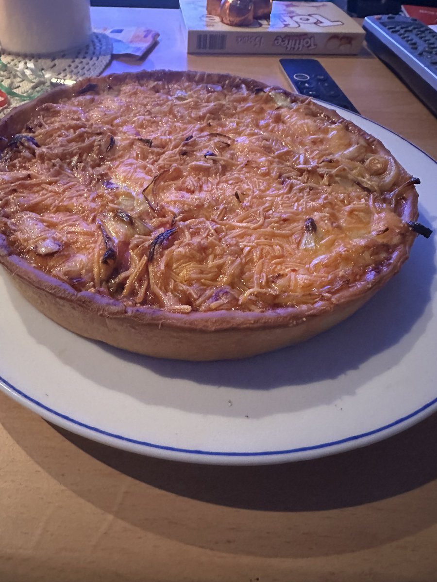 mauidelax's tweet photo. Heut mal ne selbst gemachte Deep Dish Pizza zu rtlnfl https://t.co/349UOpYXwk
