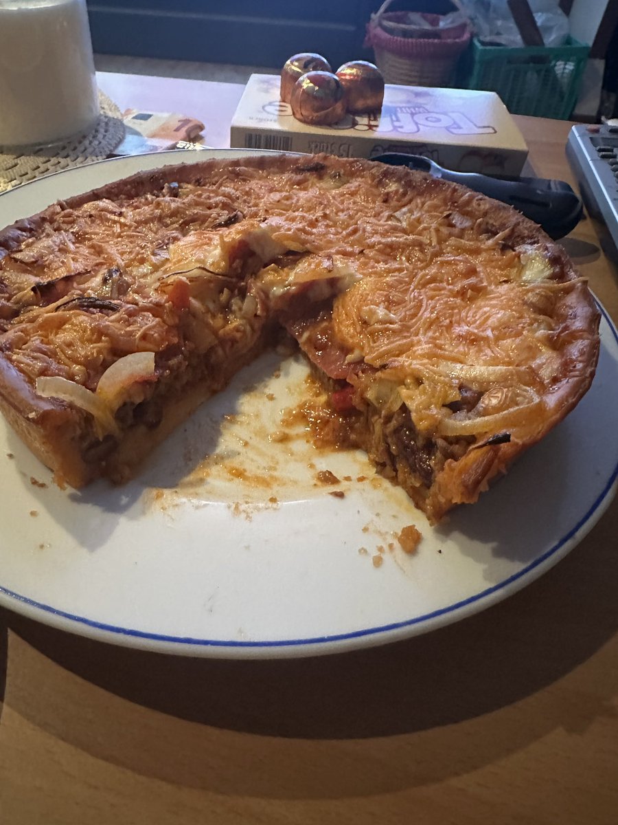 mauidelax's tweet photo. Heut mal ne selbst gemachte Deep Dish Pizza zu rtlnfl https://t.co/349UOpYXwk