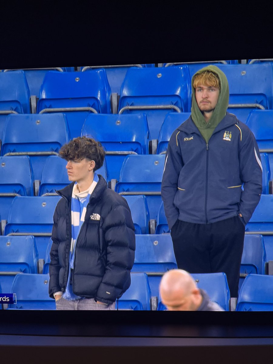 MUFSeeAlerts's tweet image. 🎶There is a guy called Bertie, and all he does is moan.
It's so hard to do the Poznan when you're standing all alone
He leaves ten minutes early, his banana has gone flat
He's running home down Stockport Road, he's such a bitter twat

Tra la la laaaaa we all hate City🎶