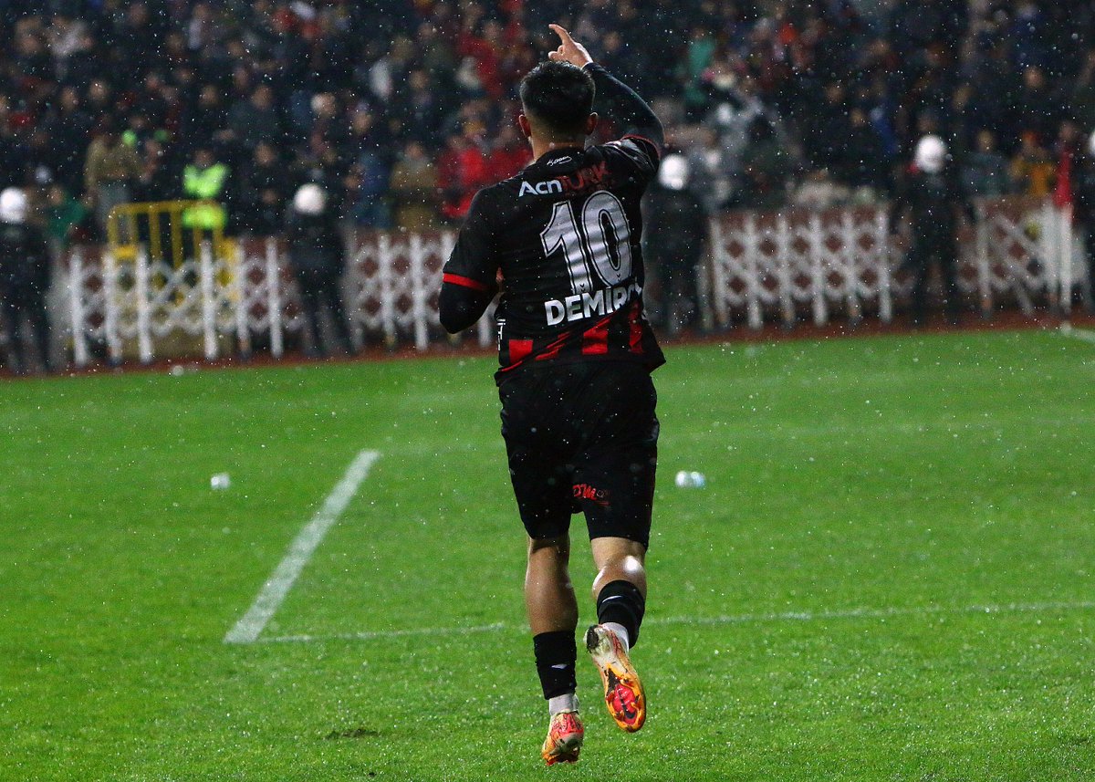 Eskisehirspor's tweet photo. Eskişehirspor'umuz, ligin 11. haftasında evinde karşılaştığı Manavgat Belediyespor maçından 2-1 galip ayrıldı. https://t.co/JieWTK1rbD