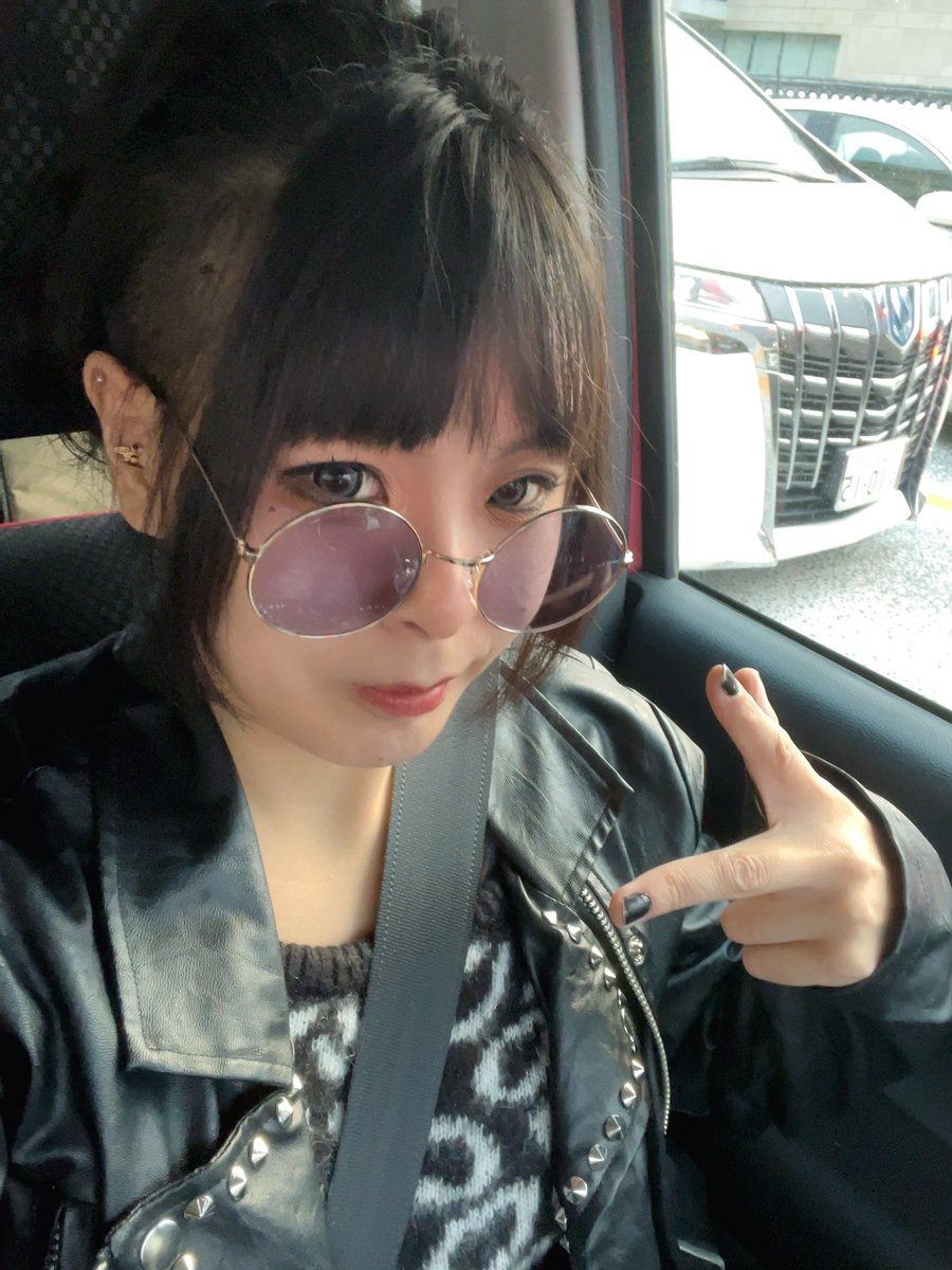 neclo_kurone's tweet photo. #gachabox Zepp Fukuoka行ってきました!
去年のNAONのYAONでGacharic Spinを初めて見て衝撃受けて、今回のライブ行った
やっぱめちゃくちゃかっこいい、
わたし、バンドやっていく上での目標はやっぱりアンジーだわ、あんな風になりたい。
アンジー、歌めちゃくちゃ上手くなってた…
#GacharicSpin https://t.co/AWsVlCQiNM