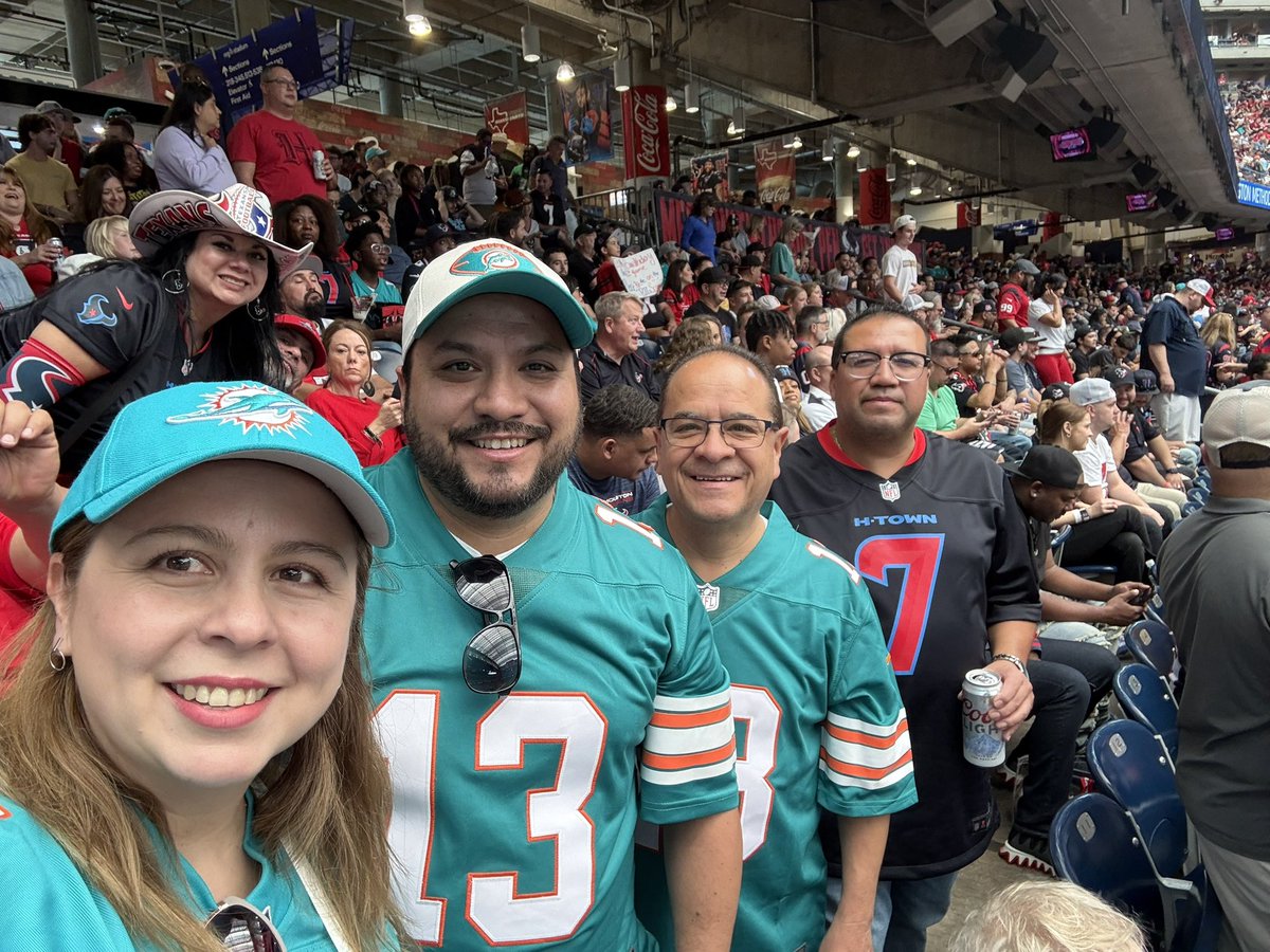 monchomf's tweet photo. Apoyando a #FinsUp en Houston #NFLEnTelevisa
@MontoyaMedrano 
@EveTylerJ https://t.co/RtyJgi1ZTe