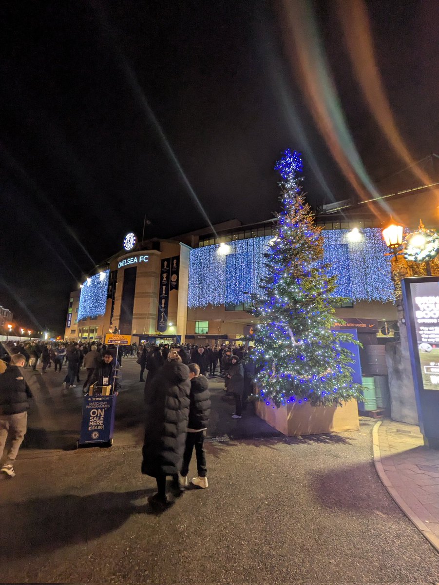 TheManInTheShe1's tweet photo. #chebre #cfc festive at the bridge https://t.co/ReQezEGBWr