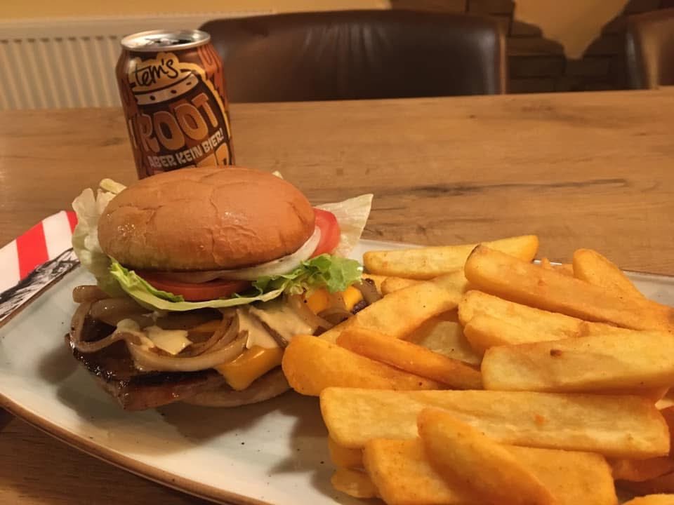 katharina_munz's tweet photo. @E_Boeminghaus Steak-Burger vom argentinischen Ribeye-Steak mit hausgemachter sahniger Meerrechttichsoße inklusive Farmer Fries:
15,90 €
#Wiegmans American Bar & Grill in #Walldürn https://t.co/PrtnLBR4i5