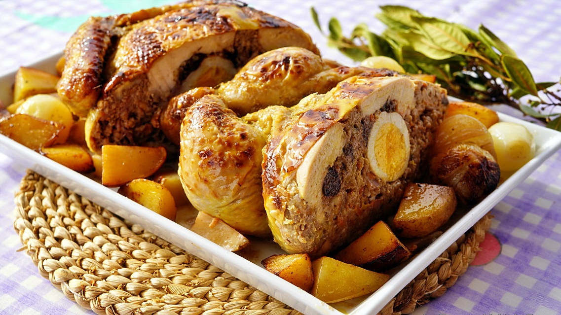 Pollo Relleno al Horno con Carne Picada, Huevo, Bacon y Frutos Secos. Puedes ver la receta tan fácil con éste resultado espectacular en nuestro Canal de YouTube con Vídeo explicado paso a paso 👉youtu.be/JL7rY8JgiWA
