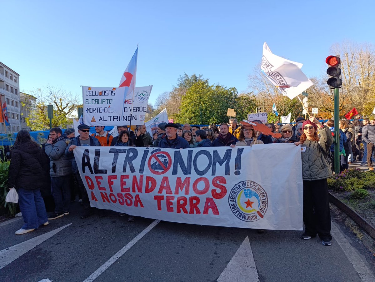 ➡️✊🏻Hoje estivemos em Compostela na maré humana contra este novo projeto colonial de Altri.
#DefendamosANossaTerra