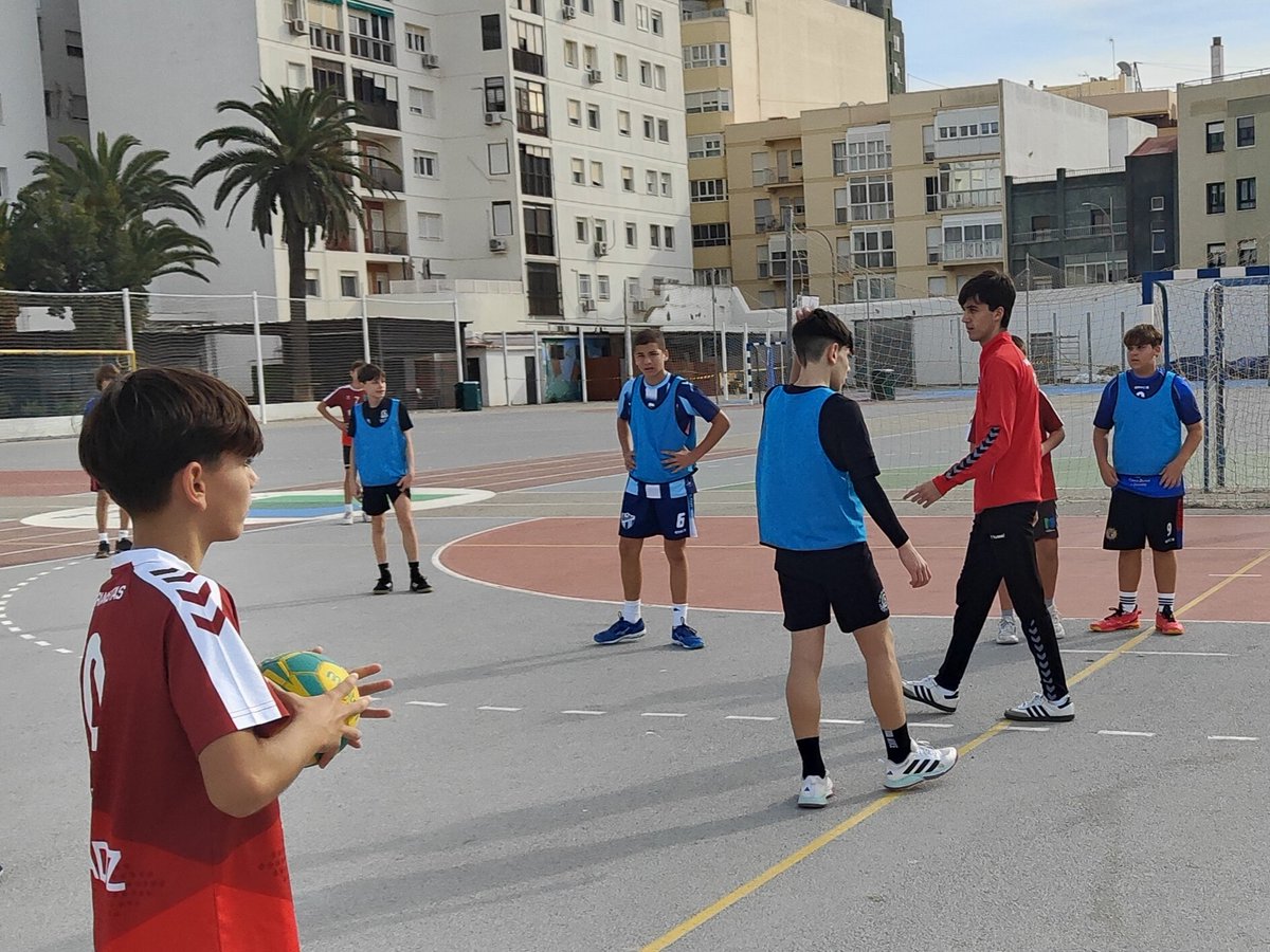 Nueva jornada de tecnificación de nuestras promesas. Más de 40 niños/as 🤾🏻🤾🏼‍♀️ han disfrutado en <a href="/San_Felipe_Neri/">San Felipe Neri</a> y <a href="/aytoJerez/">Ayuntamiento d Jerez</a> de las enseñanzas de los técnicos provinciales, con la vista puesta en el Campeonato de Andalucía de selecciones provinciales <a href="/FAndaluzaBM/">Federación Andaluza de Balonmano</a>