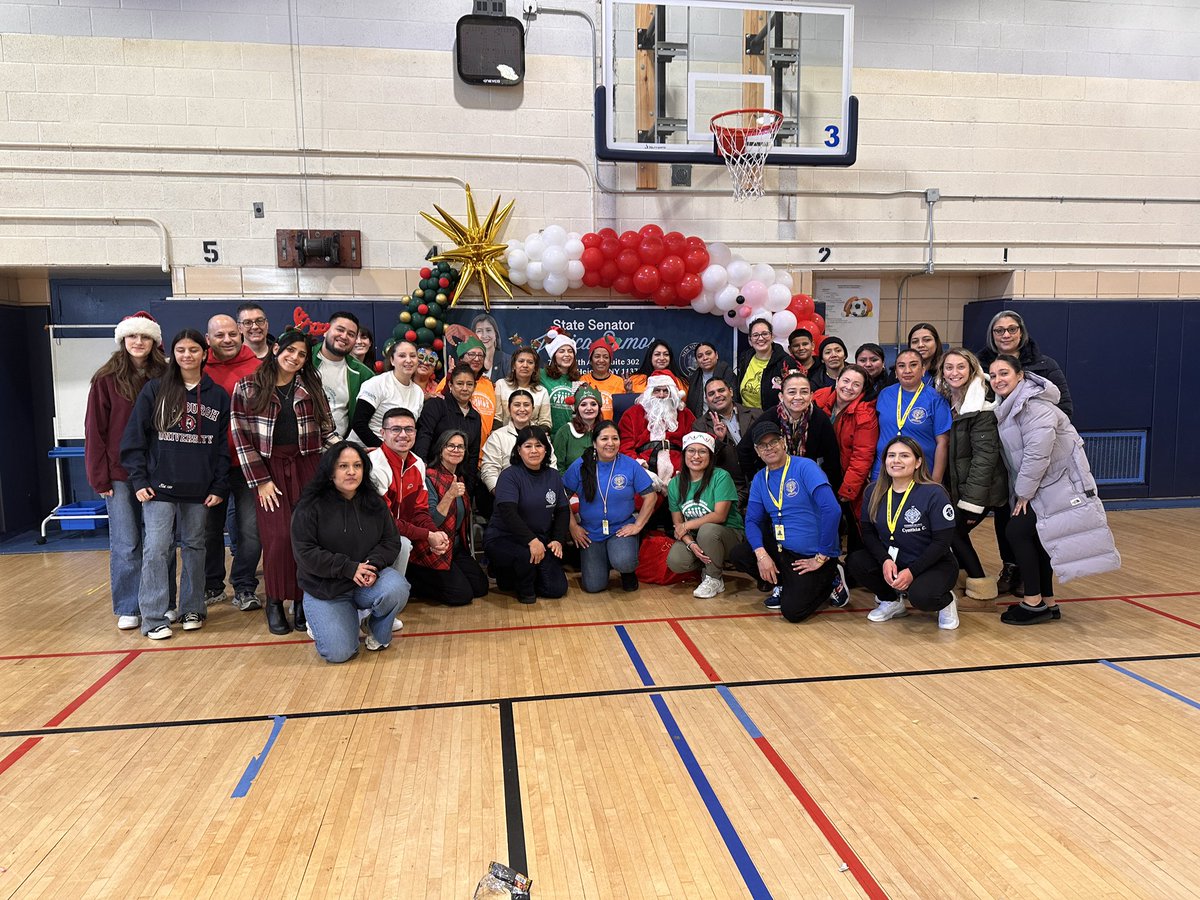 NYSenatorRamos's tweet photo. Getting into the holiday spirit at I.S. 61!🎄✨
#TeamRamos, @smartlocal28 and Santa teamed up to deliver toys to 1,000 kids #SeenIn13 🎅🏽 ✨
Thank you to all our sponsors and volunteers for helping us spread cheer! 🎁 https://t.co/tD1UFMYiSf