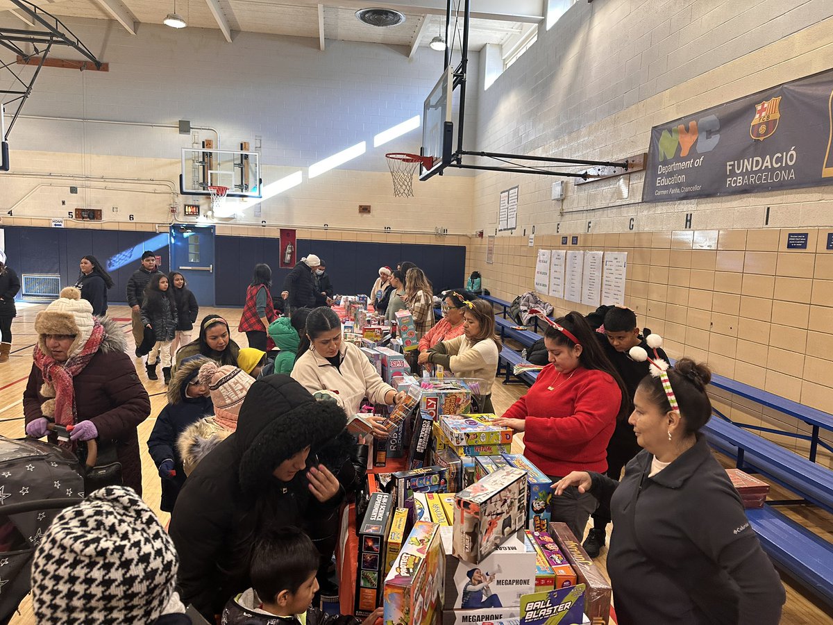 NYSenatorRamos's tweet photo. Getting into the holiday spirit at I.S. 61!🎄✨
#TeamRamos, @smartlocal28 and Santa teamed up to deliver toys to 1,000 kids #SeenIn13 🎅🏽 ✨
Thank you to all our sponsors and volunteers for helping us spread cheer! 🎁 https://t.co/tD1UFMYiSf