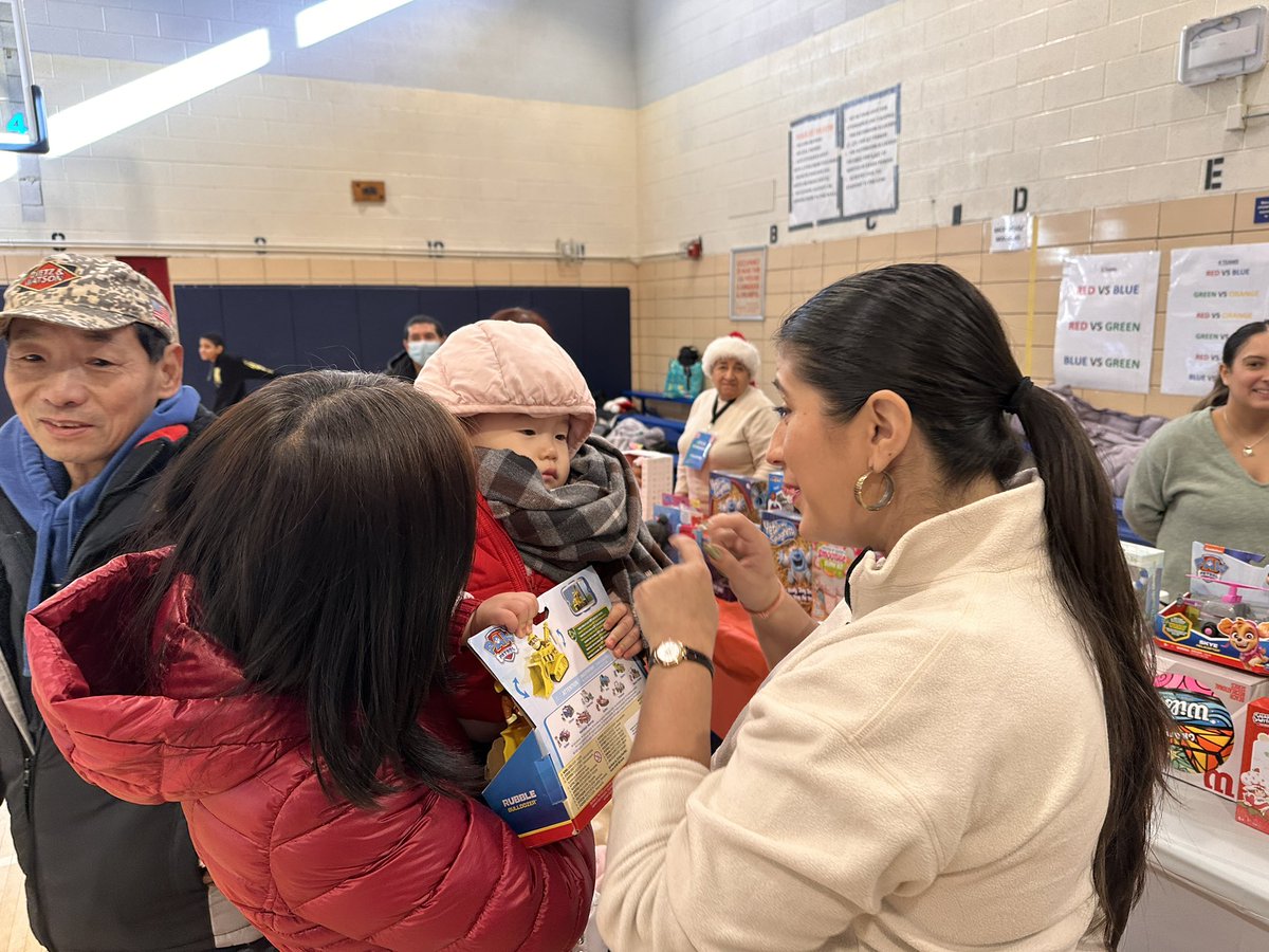NYSenatorRamos's tweet photo. Getting into the holiday spirit at I.S. 61!🎄✨
#TeamRamos, @smartlocal28 and Santa teamed up to deliver toys to 1,000 kids #SeenIn13 🎅🏽 ✨
Thank you to all our sponsors and volunteers for helping us spread cheer! 🎁 https://t.co/tD1UFMYiSf