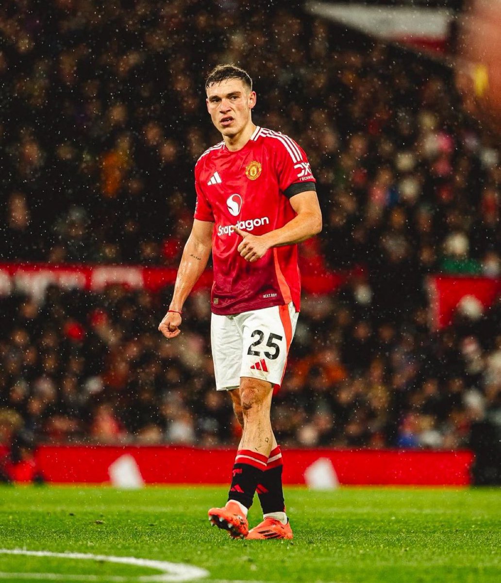 Realisiah1's tweet photo. Another good display from Ugarte as well, ran himself into the ground &amp; completed 39 passes out of 41! 

Unreal engine of this team 🇺🇾🔴👏🏽 https://t.co/SG6uZZnOnQ